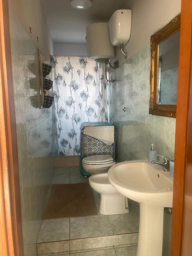 Airport Apartment Happyhouse Фиумичино Екстериор снимка